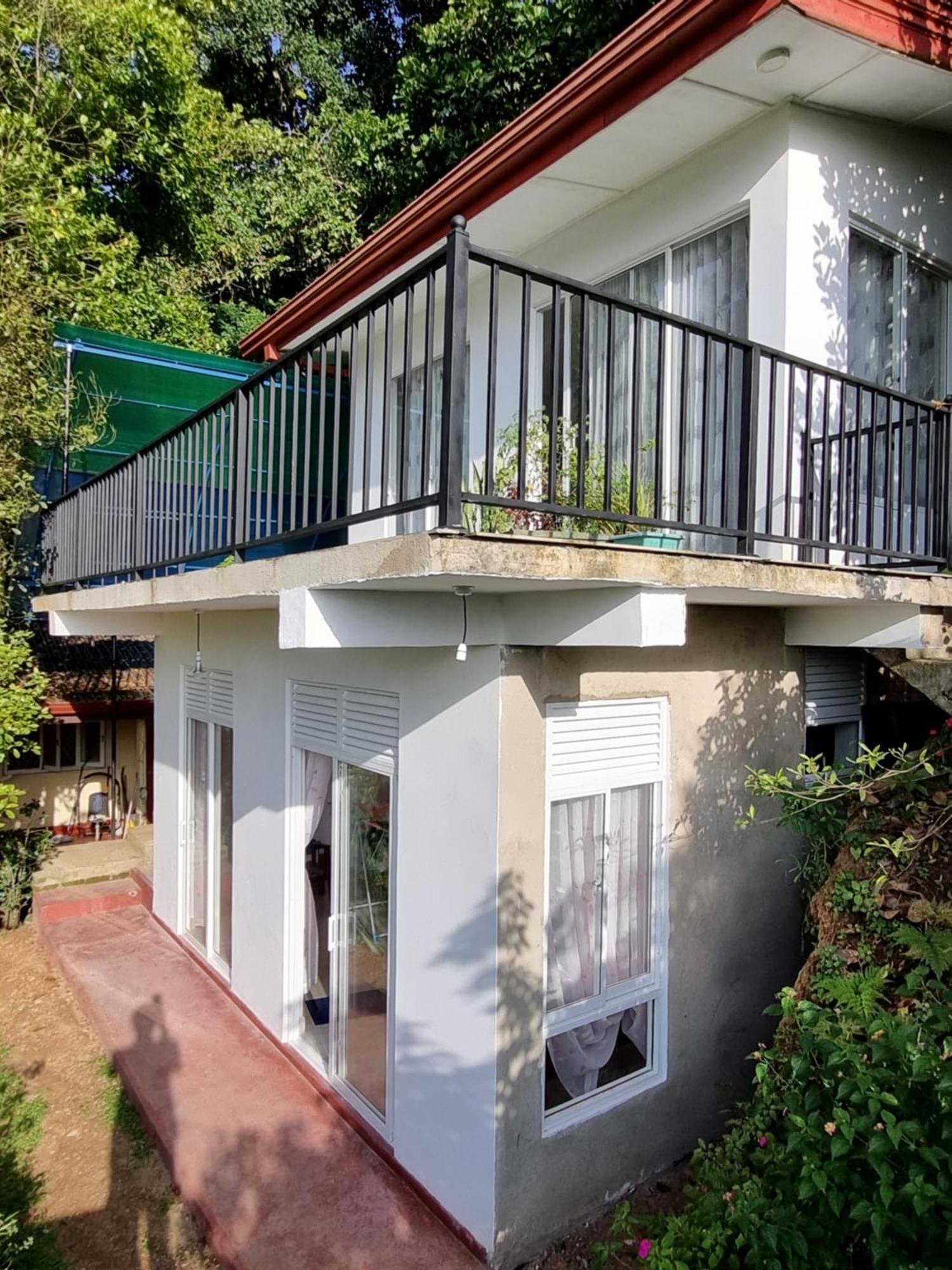 Squirrel'S Nest Hotel Kandy Exterior photo